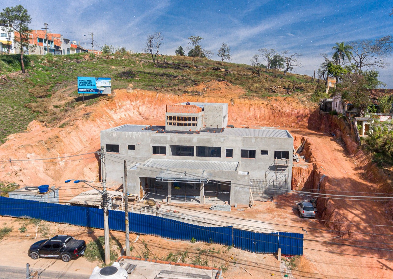 Foto aérea de uma unidade de saúde em construção, com marcações da fiscalização sobre a imagem